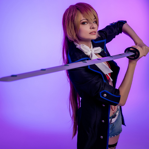 Shura Kirigakure in a fighting stance with her sword, Blue Exorcist cosplay