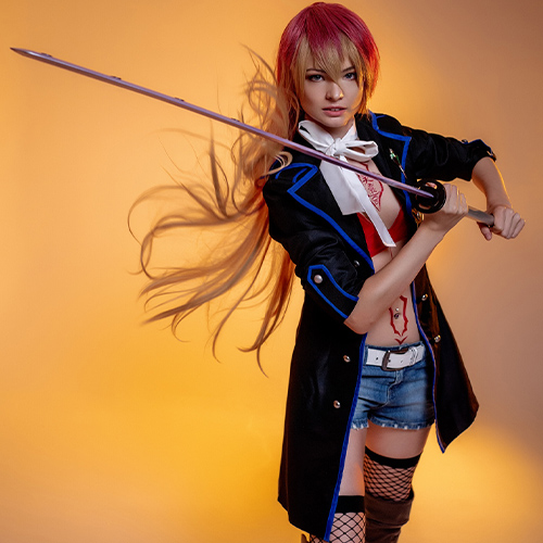 Shura Kirigakure in a defensive pose with her sword, Blue Exorcist cosplay