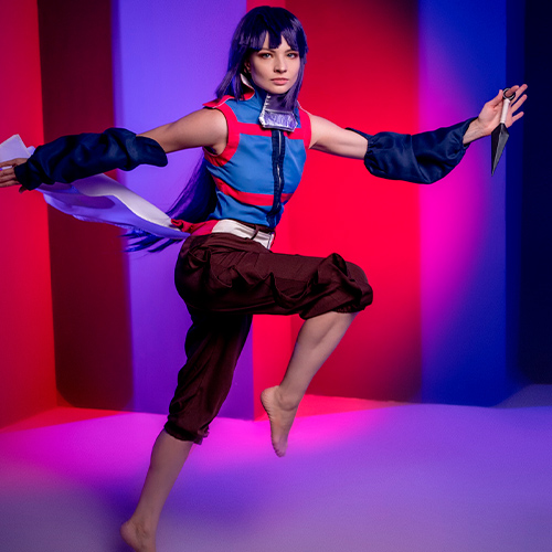 Akatsuki cosplay from Log Horizon. The model leaps into action, one leg lifted and arms extended with a kunai in hand. She wears a determined expression and her ninja outfit flows with the movement. The bold red and blue lighting creates an intense and dynamic atmosphere.