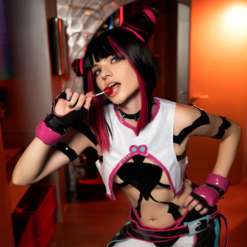 Juri Han playfully holds a lollipop, embodying her flirtatious and chaotic energy. Her signature hair buns with pink highlights and spiked accessories enhance her fierce and unpredictable look. The cutouts in her outfit reveal her toned physique, while her intense gaze and bold expression capture her rebellious spirit perfectly. The warm background lighting adds an extra layer of intensity to her character