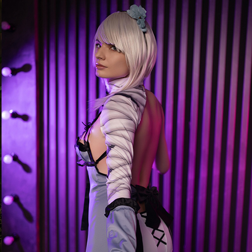 Kaine from Nier: Replicant strikes a powerful, enigmatic pose against a background of purple lighting, highlighting the character’s edgy and complex nature. The backless design of her outfit, along with her bandaged arm and black gloves, emphasizes her resilience and vulnerability. The contrasting lights and shadows create a mysterious ambiance that captures Kaine’s fierce spirit and unwavering determination, staying true to her essence from the game.