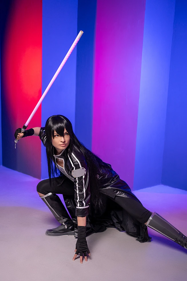 Kirito GGO cosplay crouching neon columns glowing blade